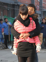 组图：柳岩小红袄出镜当街遭强抱 化身80后辣媳妇