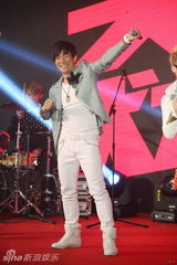 组图：任贤齐北京开唱 脱衣与猛男拼肌肉