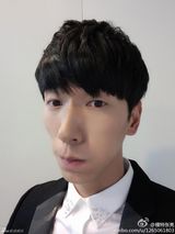 组图：张亮长脸自拍遭调侃马脸代言人