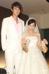 组图：陈怡蓉婚纱妩媚亮相 携手郭品超浪漫走秀