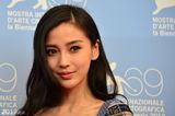 组图：Angelababy斜纹软呢绷带裙亮相威尼斯