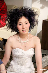 高清图：杨千嬅爆炸头闪亮登场 演唱会穿婚纱礼服