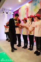 组图：黄晓明生日会裸装下厨 喂粉丝沙拉鸡汤