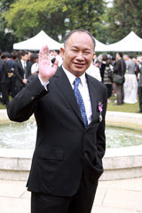 组图：何鸿燊获颁大紫荆勋章 神采奕奕携全家出席