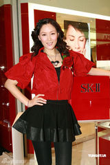 幻灯图：琦琦优雅代言 大赞布兰切特“完美巨星”