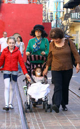 幻灯图集：萨尔玛-海耶克带女儿畅游洛杉矶