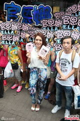 组图：官恩娜香港街头宣传新碟 引路人围观