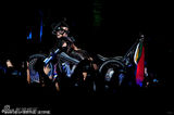 组图：Lady Gaga南非重口味个唱 生殖器中爬出