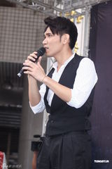 组图：杨宗纬歌迷送养声妙方 不怕与萧敬腾比较