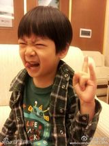 组图：孟庭苇5岁爱子搞怪帅气爱亲亲