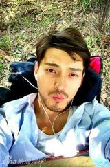 组图：森男隋咏良晒片场自拍 酷似苏志燮