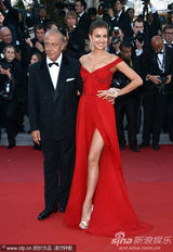 组图：C罗超模女友戛纳走秀展玉腿深沟