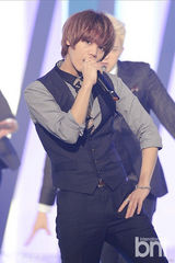 组图：MBLAQ等献艺《THE SHOW》 女歌手拼性感