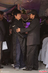 组图：胡瓜母亲告别式 张菲高凌风现身哀悼