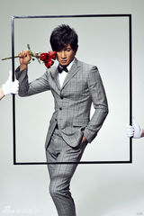 高清图：吴奇隆型男戴领结 打造另类黑色幽默