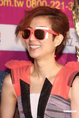 幻灯图：郑秀文无惧变成独眼龙 将台湾开唱