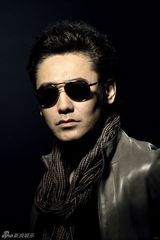 高清图：吴秀波登时尚杂志 优雅绅士与机车共舞