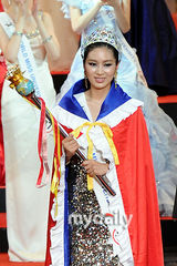 组图：刘静媛当选韩国环球小姐 戴桂冠心情激动