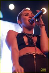 组图：昔日童星麦莉赛勒斯中门大开秀半球