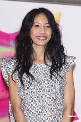 组图：莫文蔚提前穿白纱 卖性感与张亚东同台演出