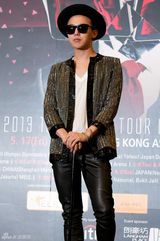 组图：GD拄拐开唱现场劲爆 个性服装抢眼