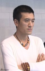 组图：黄圣依参加跳水节目 杨子全程陪同成助教