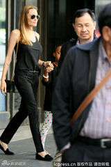 组图：朱莉黑衣现身暴瘦 不着内衣大方凸点