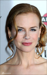 幻灯图：妮可爱美出洋相 心急抢镜满脸白粉吓人