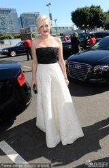 组图： 《广告狂人》伊丽莎白-莫斯亮相艾美