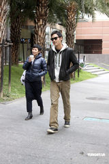 幻灯图：阮经天再次澄清开房事件 称只是和粉丝合影