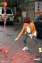 幻灯图：《就想赖着你》庆功 Ella与言承旭勾肩搭背