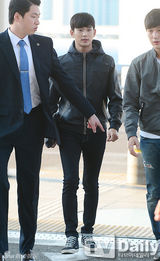 组图：金秀贤全智贤机场重聚 黑白配登对