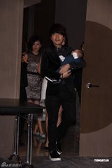 组图：弟弟卫斯理办满月酒贾静雯现身护女心切