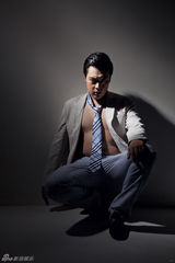 组图：张桐杂志大片曝光 鬼马帅宝享受时光