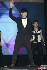 组图：林俊杰西装绅士献唱 自曝已一年未接吻