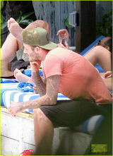 组图：贝克汉姆半裸日光浴 表情享受不忘卖萌