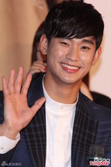 高清组图：金秀贤台湾会粉丝 帅气亮相讲台语