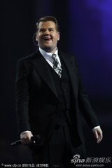 组图：第32届全英音乐奖 詹姆斯-科登怀念惠特尼