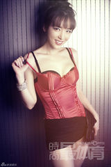 组图：叶倩云红衣写真性感俏皮