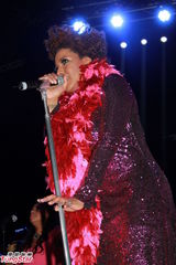 组图：格莱美歌手梅西葛雷香港开唱 紫裙闪耀