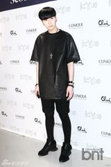 组图：韩星高俊熙missA等潮装看秀时尚有型