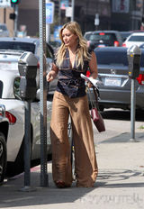 组图：希拉里-达夫宽松装漫步 手臂粗壮似发福