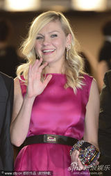 组图：邓斯特戛纳走秀紫红裙装简约亲切