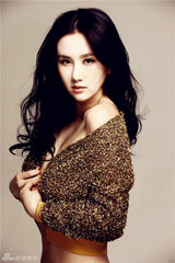 组图：孟瑶金色写真曝光 露香肩展高贵性感
