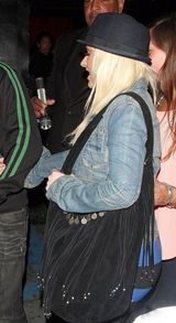 组图：克里斯蒂娜携男友夜晚出游难掩笑意