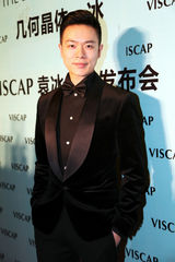 组图：万思维亮相时装周  黑色西装冷峻优雅