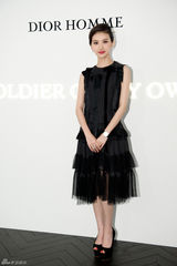 组图：景甜黑纱连衣裙现身活动显优雅