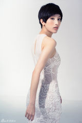 组图：张俪双子时尚季 白黑纯粹秀完美裸背