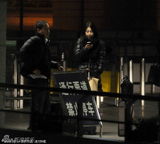 组图：郭晶晶素颜抵沪自推行李 寒风中苦等座驾