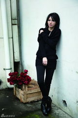 组图：孙燕姿变身时装设计师 亲自做模特秀时尚